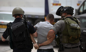 Photo of الاحتلال يعتقل 14 فلسطينيا بالضفة الغربية والقدس