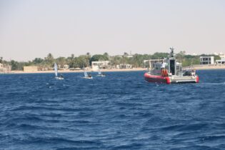 Photo of القوة البحرية والزوارق الملكية تنقذ سائحة في خليج العقبة