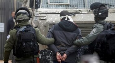 Photo of الاحتلال يعتقل ثلاثة فلسطينيين من الخليل