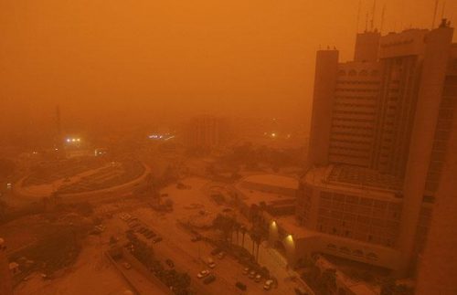 بغداد تتعرض لعاصفة ترابية توقف حركة الطيران والسير – هلا اخبار