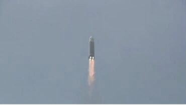 Photo of كوريا الشمالية تطلق 3 صواريخ باليستية بعد مغادرة بايدن آسيا