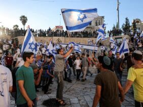 Photo of مستوطنون متطرفون يرفعون الأعلام الإسرائيلية داخل الأقصى
