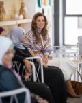 Photo of الملكة رانيا تلتقي سيدات من مطبخ الكرمة