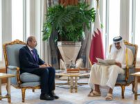 Photo of وزير الخارجية ينقل رسالة من جلالة الملك إلى أمير دولة قطر