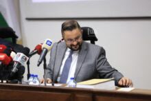 Photo of وزير المالية: الحكومة لم ترفع فلسا واحدا على الضريبة