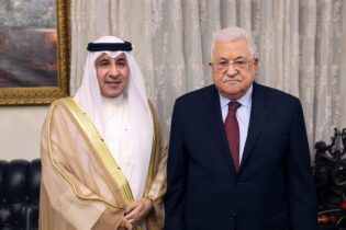 Photo of السفير الكويتي في عمّان يلتقي الرئيس الفلسطيني