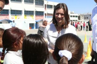 Photo of السفيرة البريطانية من إربد: الأردن أبدى كرما سخيا لمساعدة اللاجئين