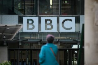 Photo of هيئة الإذاعة البريطانية تقرر إغلاق «بي بي سي» عربية وخفض 382 وظيفة