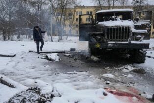 Photo of مسيرات أوكرانية تقصف أهدافا بالعمق الروسي وموسكو ترد