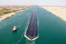 Photo of أكبر سفينة حاويات تعبر قناة السويس خلال رحلتها الأولى