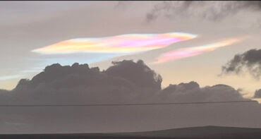 Photo of سحب “أم اللؤلؤ” النادرة تظهر في سماء اسكتلندا