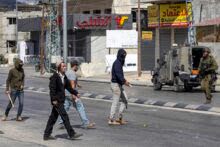 Photo of المستوطنون يكثفون اعتداءاتهم على الفلسطينيين في الضفة الغربية