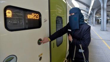 Photo of سعوديات يقدن قطارات سريعة لنقل الحجاج إلى مكة والمدينة