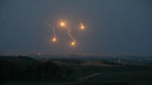 Photo of طائرات الاحتلال تقصف عدة مواقع في قطاع غزة