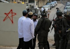 Photo of تواصل اقتحامات “الأقصى” وإحراق أراضٍ زراعية وقلع أشجار الزيتون في الضفة