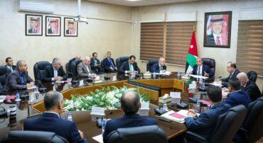 Photo of رئيس الوزراء يؤكد دعم الحكومة للمعلمين ويعلن حزمة من القرارات