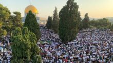 Photo of 45 ألفًا يؤدون صلاة الجمعة في المسجد الأقصى